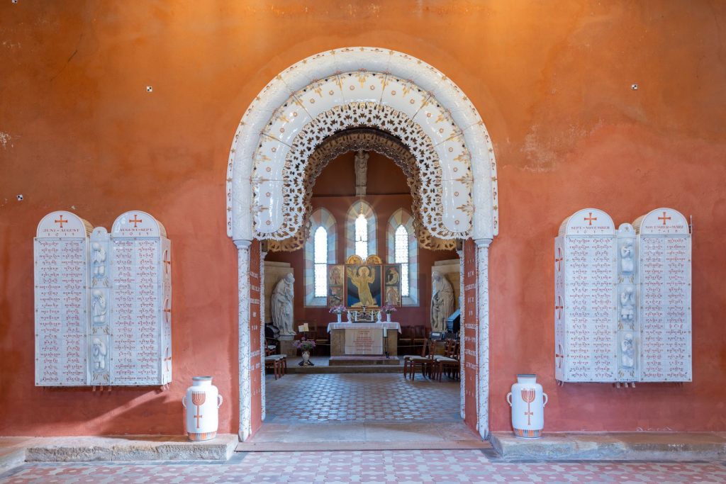 Ein weltweit einzigartiges Kunst- und Erinnerungsensemble ist stark gefährdet: die Nikolaikirche in Meißen. Ihr Innenraum ist mit aufwändigen Porzellanelementen und -figuren aus der Porzellan-Manufaktur Meissen gestaltet. Sie benötigt dringend eine umfassende Sanierung. Um auf die prekäre Lage aufmerksam zu machen und Spenden zu sammeln, finden am 3. Oktober 2025 zwei Benefizkonzerte in Meißen statt.